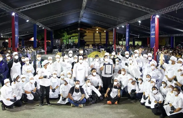 Equipo de cocineros de Amigos con el certificado Guinness World Records