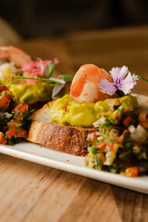 Brocheta de camarones con guacamole y pico de gallo