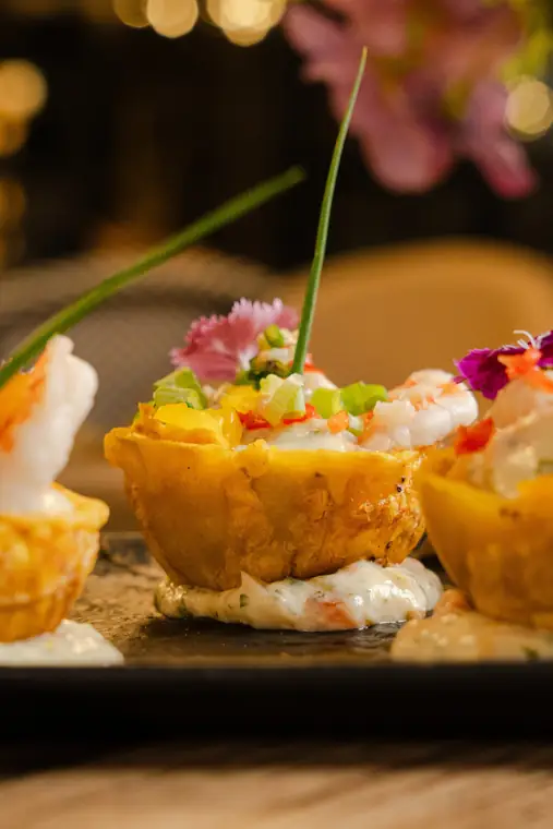 Mofonguitos rellenos de camarones con flores comestibles